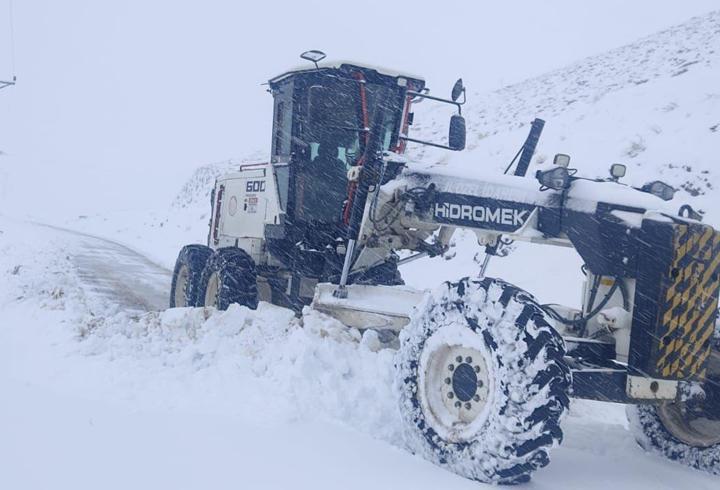 Elazığ'da 311 köy yolu, kardan ulaşıma kapandı