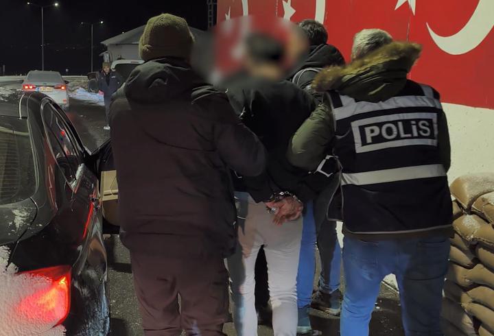 Kuyumcuyu soyup, lüks araç almışlar; 3 gözaltı