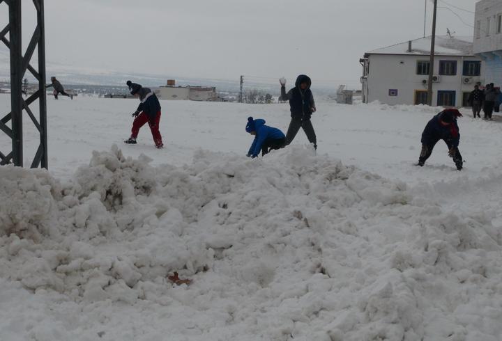 Kilis'te karın keyfini çocuklar çıkardı