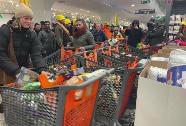 Fransa’da çiftçilerin isyanı büyüyor: “Yerli ürünlerimiz yok sayılıyor”