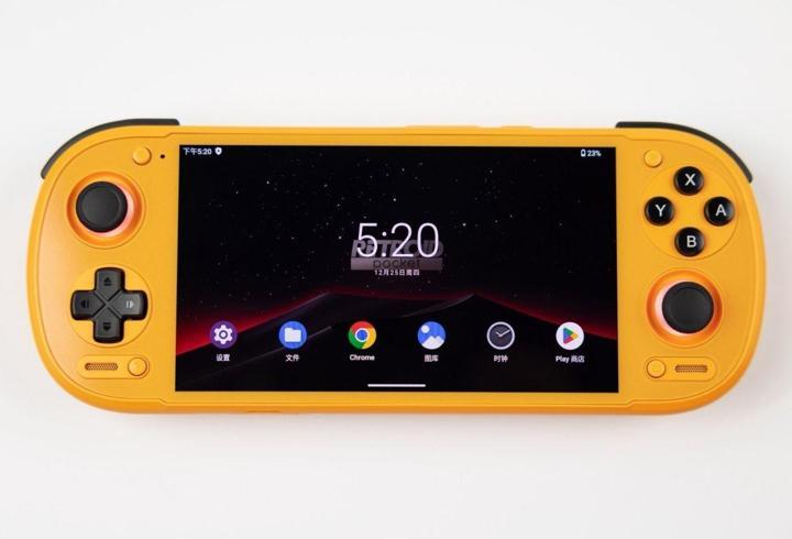 Retroid Pocket 6, canlı görüntüleriyle sahnede