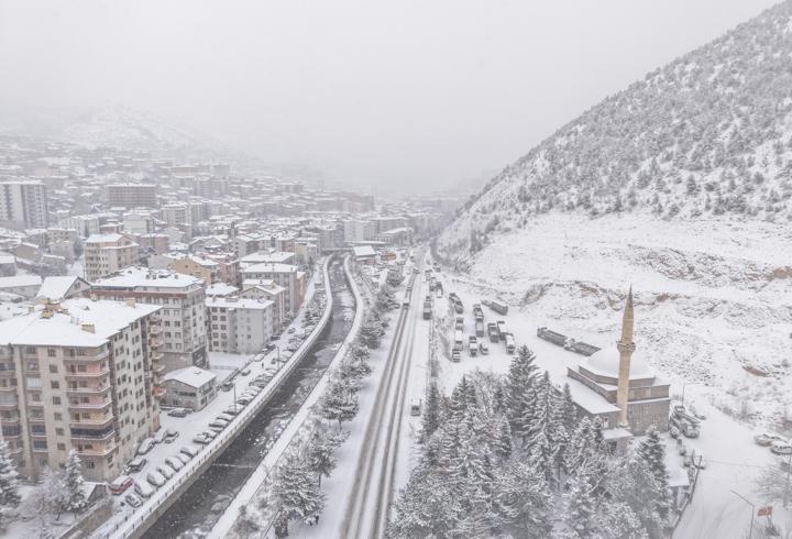 Gümüşhane’de 102 köy yolu kardan kapandı