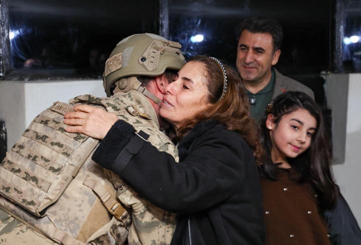 Tunceli’de güvenlik kulesindeki asker, yılbaşında ailesiyle buluşturuldu