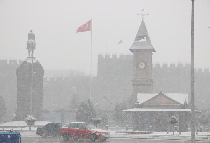 Kayseri’de yılın ilk gününde kar ve sis 