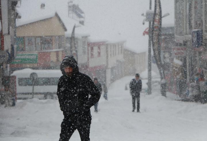 Karlıova’da 25 köy yolu kardan kapandı