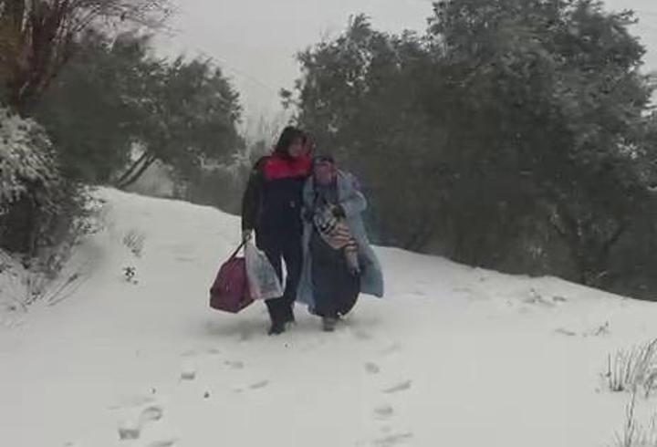 Kar nedeniyle mahsur kalan kadını itfaiye ekipleri kurtardı