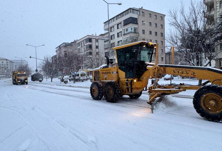 Çorum'da kar beyaza bürüdü