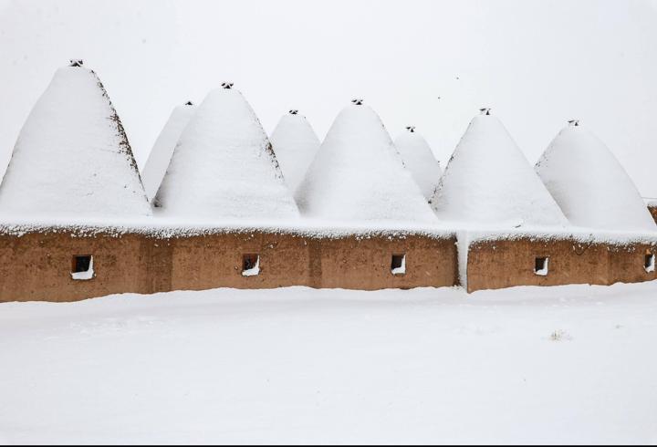 Harran'ın konik kubbeli evlerinde kar manzarası