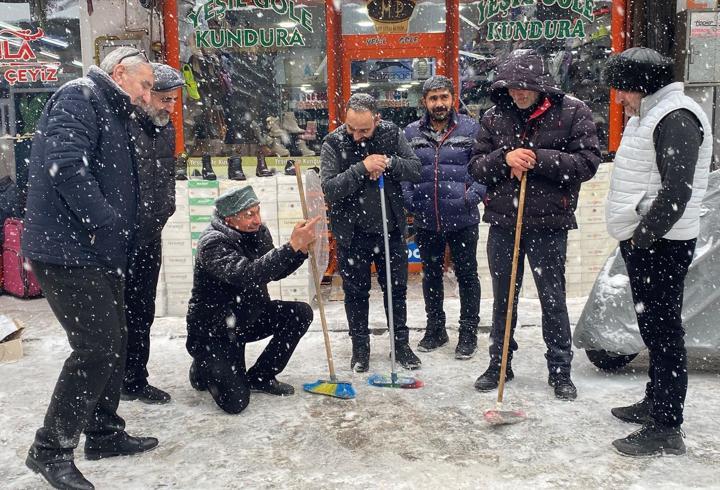Kars’ta kar nedeniyle 130 köy yolu kapandı