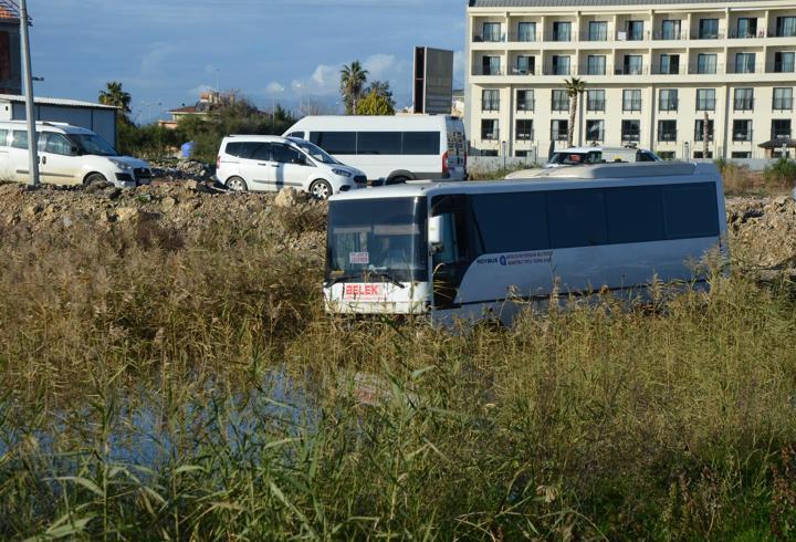 Serik'te yolcu otobüsü ile hafif ticari araç çarpıştı