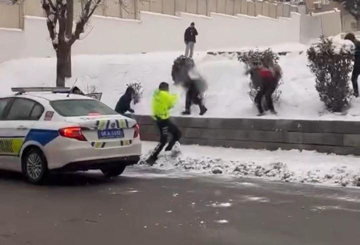 Siirt’te çocuklar ile trafik polisleri kar topu oynadı