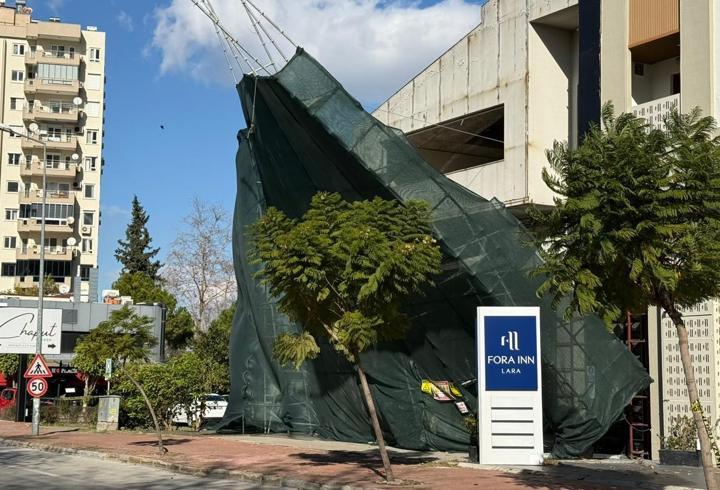 Şiddetli rüzgar inşaat iskelesini uçuracaktı