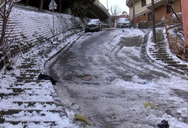 İstanbul- Kağıthane'de kar ve buzlanma nedeniyle yokuşta güçlükle ilerlediler