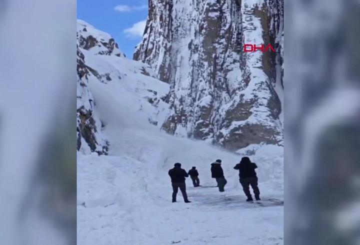 Son dakika... Hakkari-Van karayolunda çığ düştü