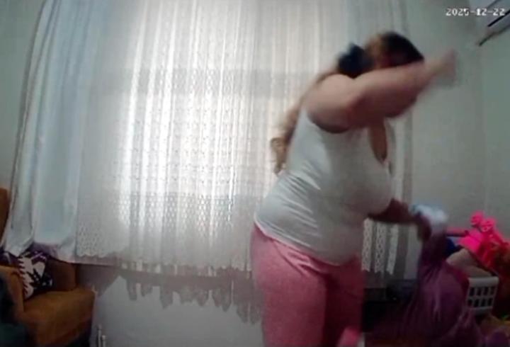 1 yaşındaki bebeğe anne şiddeti kamerada