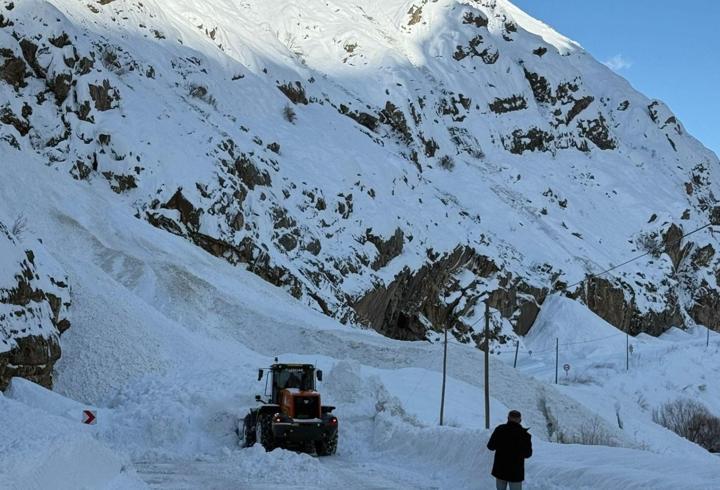 Hakkari-Van kara yoluna çığ düştü; o anlar kamerada