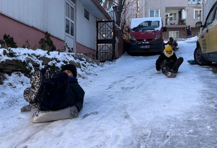 Bursa’da çocuklar poşetlerle kayıp karın keyfini çıkardı