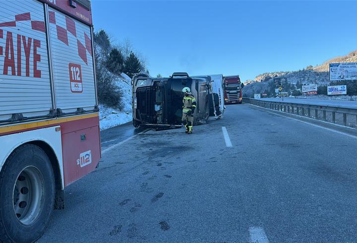 Kütahya'da devrilen meyve yüklü TIR'ın şoförü yaralandı