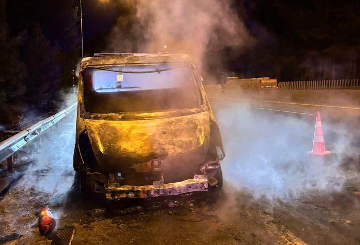 Adana'da seyir halindeyken alev alan çekici yandı