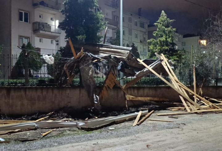 Bursa'da lodos çatıları uçurdu; araçlar zarar gördü
