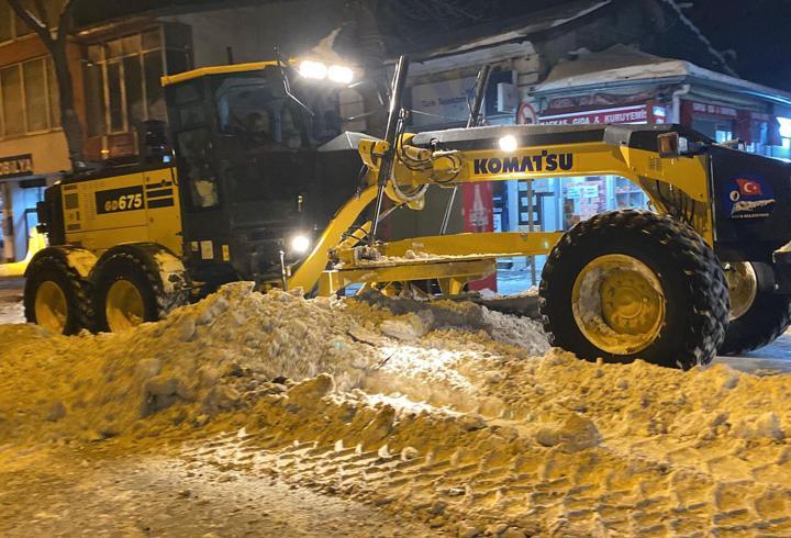 Kars’ta 500 kamyon kar şehir dışına taşındı