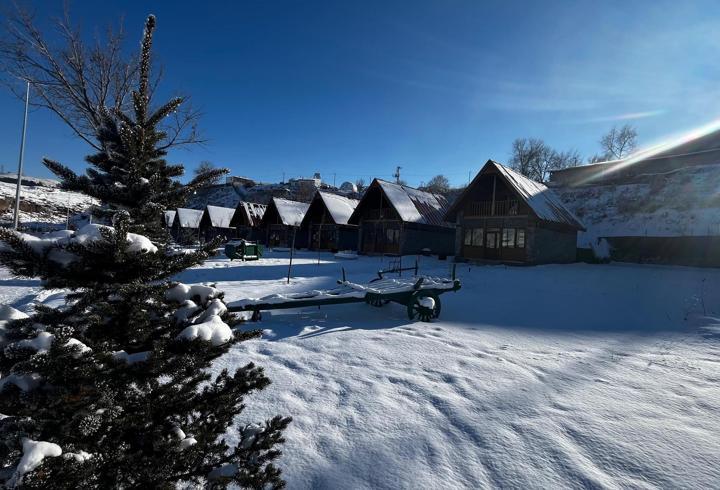 Hava sıcaklığı eksi 24,8’e düştü, araçlar çalışmadı, dev sarkıtlar oluştu