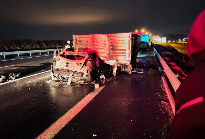 TIR'a arkadan çarpan otomobilin sürücüsü öldü