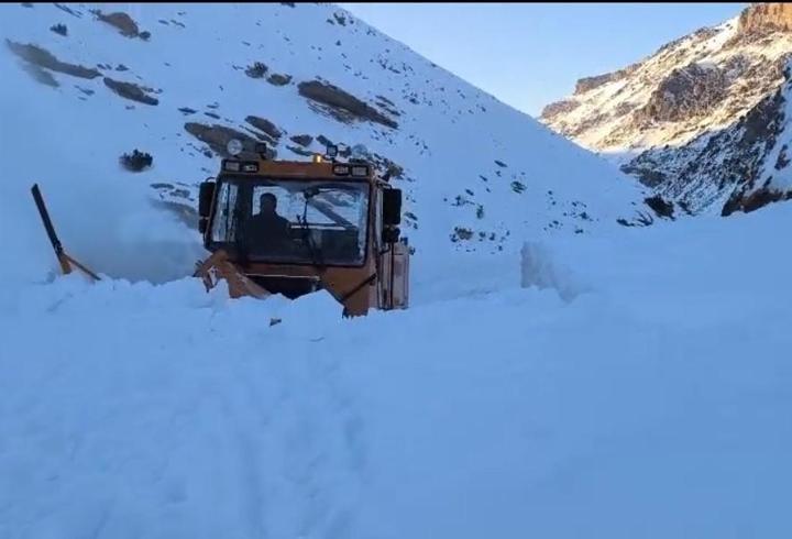 Van'da çığ nedeniyle kapanan mahalle yolu ulaşıma açıldı