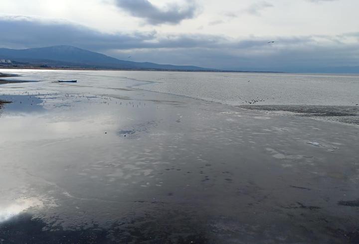Beyşehir Gölü’nün yüzeyi buz tuttu