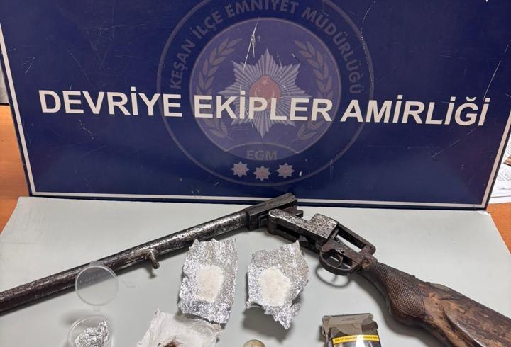 Araçta uyuşturucu ve silah ele geçirildi
