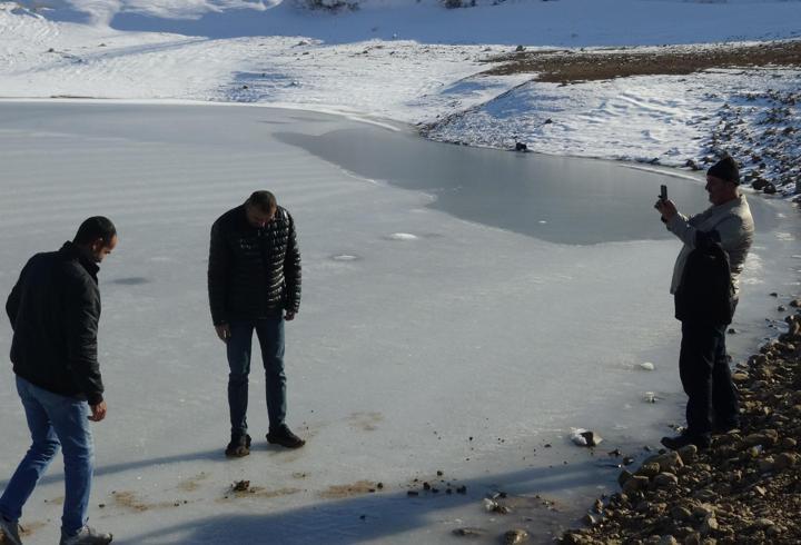Donan göletin üzerinde hatıra fotoğrafı çektirdiler