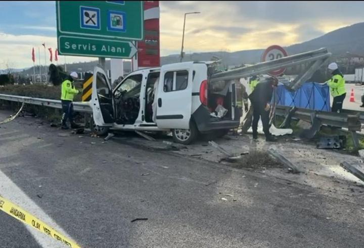 Otoyolda, hafif ticari araç bariyere çarptı: 2 ölü