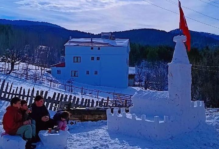 Kardan Kız Kulesi önünde çay keyfi