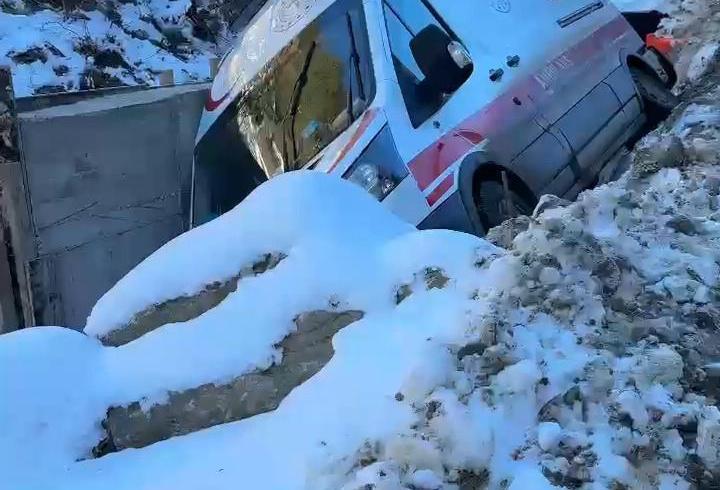 Adana’da buzlanma nedeniyle kayan ambulans şarampole düştü