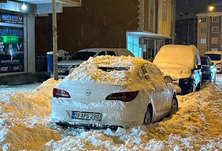 Çatıdan düşen kar kütlesi, park halindeki otomobile zarar verdi