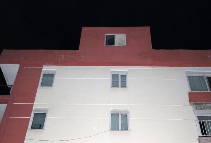 Boş apartmanın çatısında ateş yaktılar