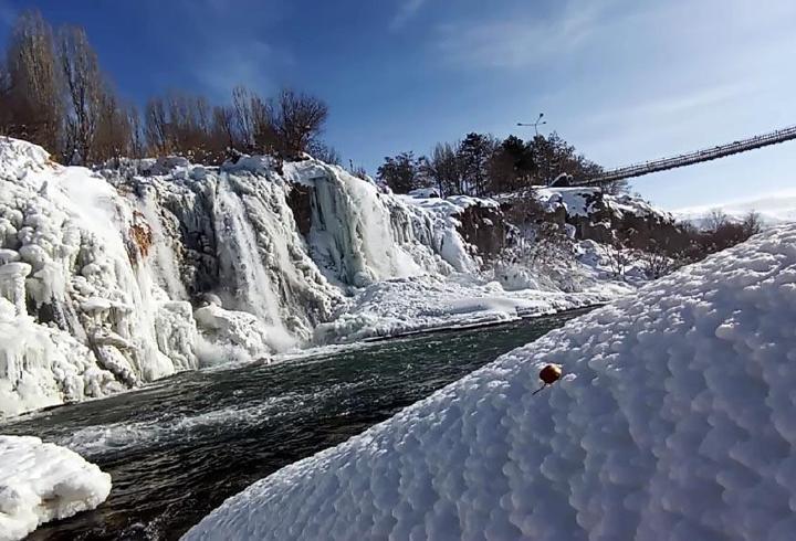 Muradiye Şelalesi buz tuttu