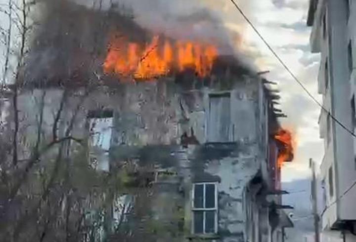 Kocaeli’de 3 katlı binada yangın