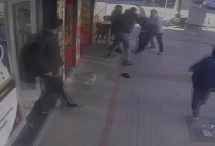 Oyuncak tabancalı soyguncuya esnaftan meydan dayağı