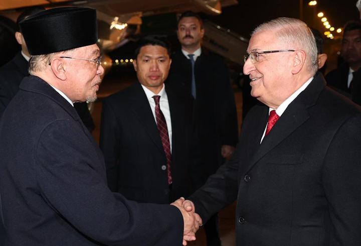 ASELSAN tarafından geliştirilen alçak irtifa hava savunma sistemi KORKUT, hareket halindeki araçtan yaptığı atışla hedef uçağı başarıyla imha etti. Çelikkubbe projesinin önemli bileşenlerinden olan sistem, radar ve elektro-optik sensörlerle hedefe kilitlenerek 35 mm çift namlulu silah sistemiyle tam isabet sağladı. KORKUT 140/35, farklı hava tehditlerine karşı 4 kilometre menzilde etkin savunma kabiliyeti sunuyor.3