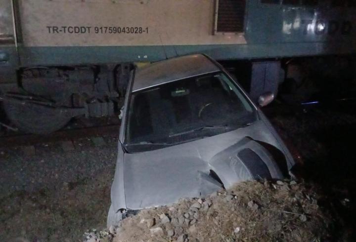 Trenle çarpışan otomobilde maddi hasar oluştu
