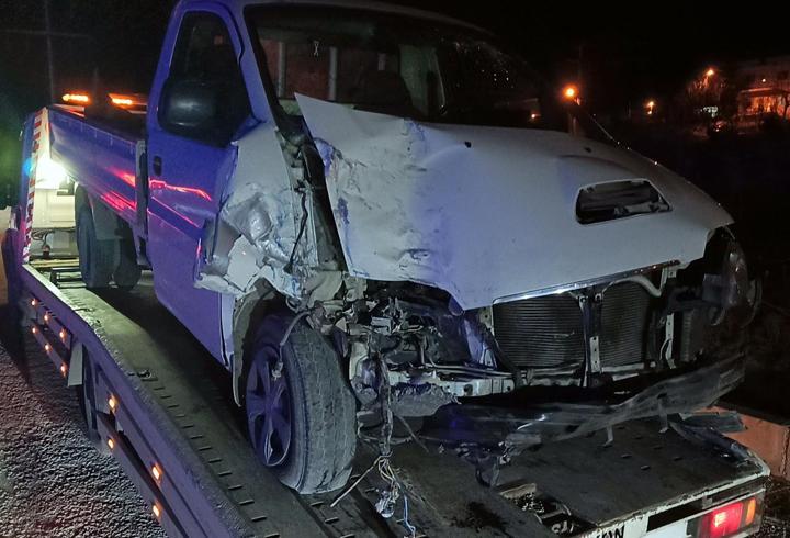 Park halindeki TIR'a çarpan kamyonet sürücüsü yaralandı
