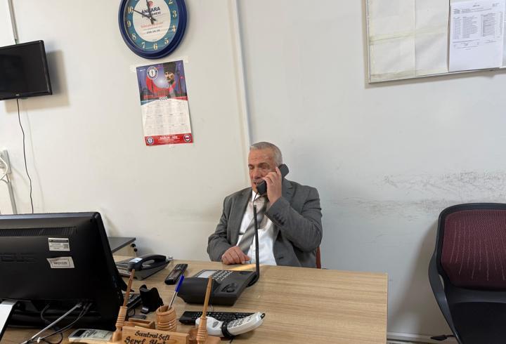 Görme engelli santral görevlisi, hastanenin sesi oldu