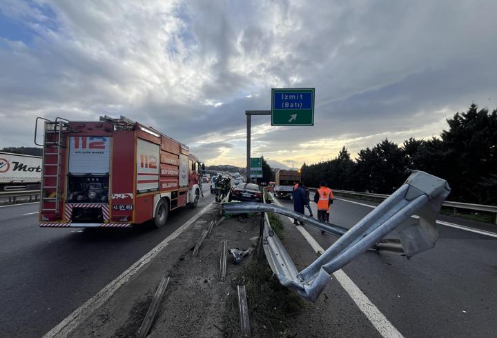 TEM’de bariyere çarpan otomobilin sürücüsü yaralandı