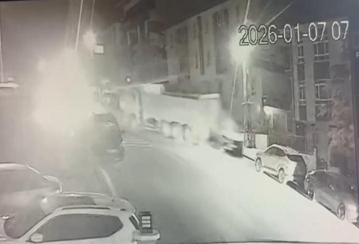 Kamyonla 3 araca çarpıp kaçtı; o anlar kamerada