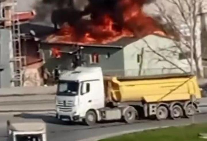 Arnavutköy'de 2 katlı metruk bina alev alev yandı