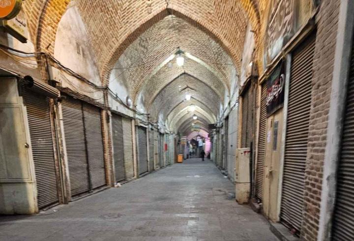 Tebriz Kapalı Çarşı'da esnaf kepenk kapattı