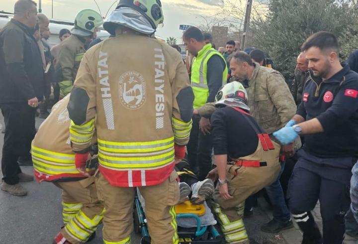 TIR'la çarpışan minibüs devrildi: 14 yaralı