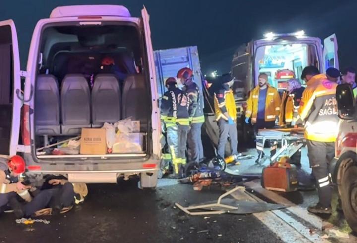Servis minibüsü, sac yüklü kamyona çarptı: 7 yaralı