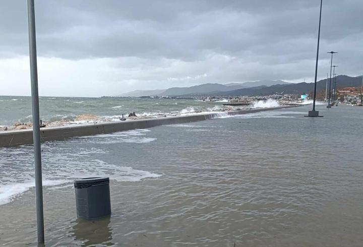 Balıkesir'de lodos etkili oldu; deniz taştı